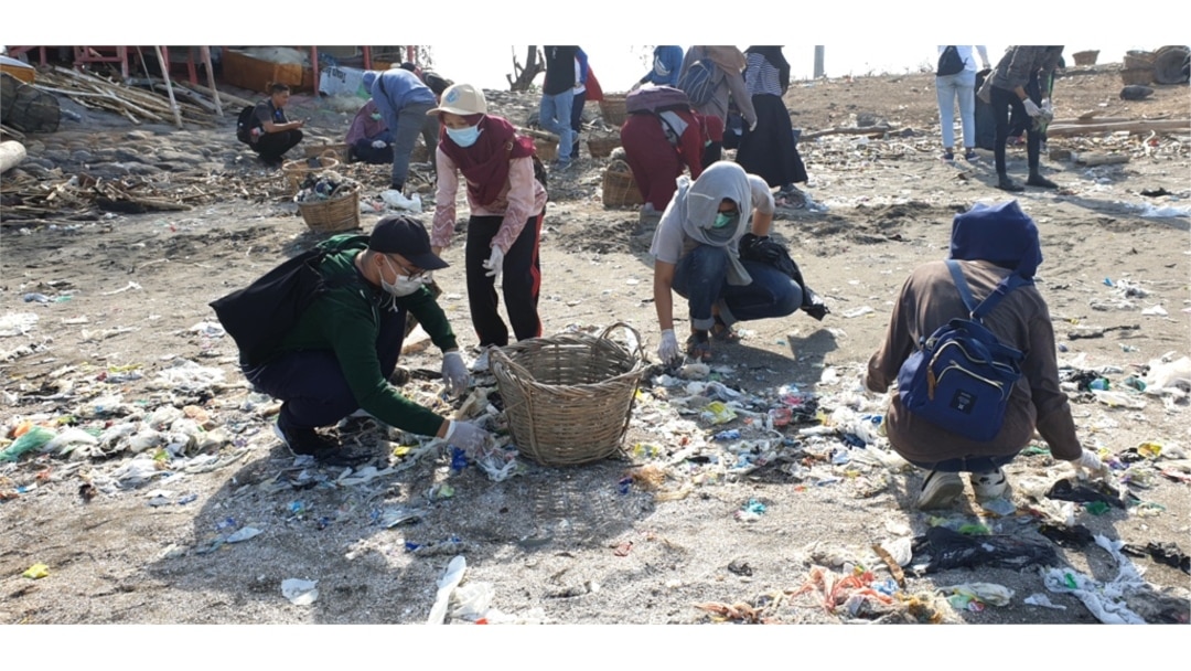 Sampah plastik nampak terdampar di pasir pantai Kenjeran, menjadi masalah bersama yang harus diselesaikan (Foto:VOA/ Petrus Riski).