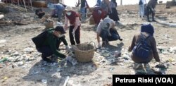 Sampah plastik nampak terdampar di pasir pantai Kenjeran, menjadi masalah bersama yang harus diselesaikan (Foto:VOA/ Petrus Riski).