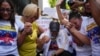 Personas rezan afuera de los tribunales del Palacio de Justicia por la liberación de quienes fueron detenidos durante la represión gubernamental tras las protestas contra los resultados de las elecciones presidenciales, en Caracas, Venezuela (Foto AP/Ariana Cubillos)