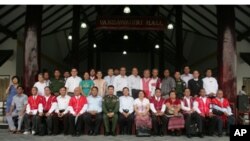 KNU နဲ့ မြန်မာအစိုးရငြိမ်းချမ်းရေးအဖွဲ့တို့ ဖားအံမြို့မှာ တွေ့ဆုံဆွေးနွေးစဉ်။ (ဧပြီလ ၄ ရက်၊ ၂၀၁၂။)