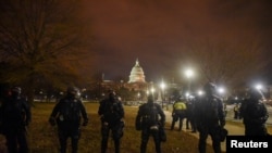 Fuerzas de seguridad custodian el Congreso de Estados Unidos durante la noche del 6 de enero de 2021, después de que una turba asaltara el edificio.