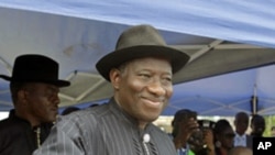 Nigerian President Goodluck Jonathan casts his ballot in his home village of Otuoke, Bayelsa state, April 16, 2011