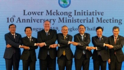 Ngoại trưởng Hoa Kỳ Mike Pompeo (thứ ba từ trái) cùng ngoại trưởng các nước ở khu vực sông Mekong tại Hội nghị cấp Bộ trưởng ở Bangkok, Thái Lan hôm 1/8/2019 trong dịp kỷ niệm 10 năm Sáng kiến Hạ lưu sông Mekong. (nguồn: US Embassy in Vietnam) 