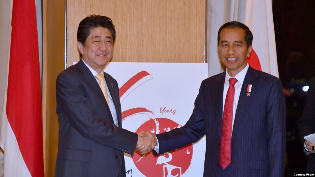 Pertemuan Presiden Jokowi dengan Perdana Menteri Jepang Shinzo Abe di tengah KTT ASEAN di Manila Filipina Minggu 12 November 2017. (Foto courtesy: Biro Pers Kepresiden RI)