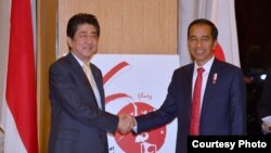 Pertemuan Presiden Jokowi dengan Perdana Menteri Jepang Shinzo Abe di tengah KTT ASEAN di Manila Filipina Minggu 12 November 2017. (Foto courtesy: Biro Pers Kepresiden RI)