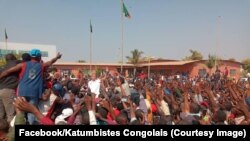 L'opposant congolais en exil Moïse Katumbi au milieu d’une de ses partisans à la frontière zambienne avec la RDC, 3 août 2018. (Facebook/Katumbistes Congolais)