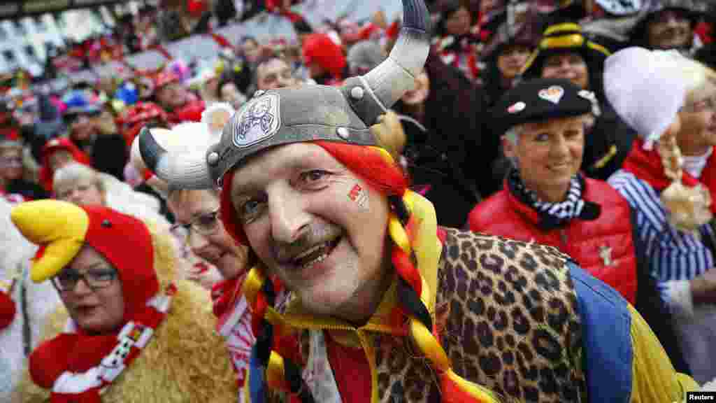 جشن &quot;Weiberfastnacht&quot;، کارناوال با حضور زنان و مردان در لباس و رنگ های شاد، شهر کلن در آلمان.&nbsp;