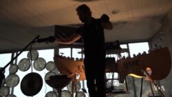 音乐家超越创意边界 发明超长琴弦的“大地竖琴” (英语视频)