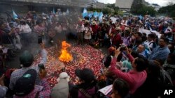 ARCHIVO - Indígenas queman incienso y encienden velas durante una marcha para exigir la renuncia de la fiscal general Consuelo Porras, en la Ciudad de Guatemala, el 18 de septiembre de 2023. 