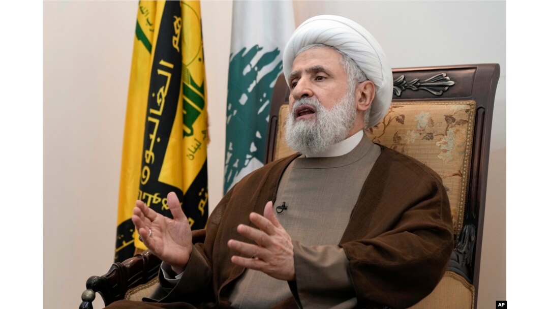 Wakil pemimpin Hizbullah Sheik Naim Kassem berbicara dalam sebuah wawancara dengan The Associated Press di pinggiran selatan Beirut, Lebanon, Selasa, 2 Juli 2024. (Bilal Hussein/AP)