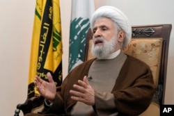 Wakil pemimpin Hizbullah Sheik Naim Kassem berbicara dalam sebuah wawancara dengan The Associated Press di pinggiran selatan Beirut, Lebanon, Selasa, 2 Juli 2024. (Bilal Hussein/AP)