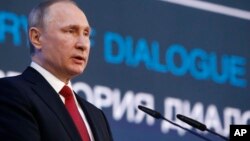 "¿Dónde está la prueba de que las tropas sirias usaron armas químicas?" —preguntó Putin. "No hay ninguna, pero hubo una violación del derecho internacional, eso es un hecho obvio".