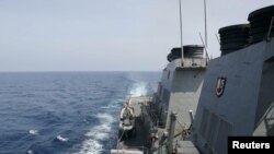 Razarač sa vođenim projektilima klase Arleigh Burke USS Milius (DDG 69), raspoređen u zonu operacija 7. flote SAD-a, izvodi operaciju tranzita u Tajvanskom moreuzu, na neotkrivenoj lokaciji na ovoj fotografiji objavljenoj 17. aprila 2023.