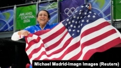 VOA专访创历史记录的2026年冬奥会女子单人雪车冠军迈耶斯·泰勒