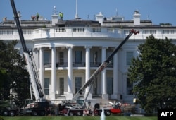 Constructores y grúas permanecen en los esteriores de la Casa Blanca mientras se ejecutan renovaciones constructivas, el 9 de agosto de 2017 en Washington, DC.