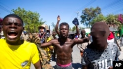 Los manifestantes corean consignas antigubernamentales que exigen la renuncia del presidente Jovenel Moise en Puerto Príncipe.