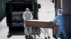 Petugas mengangkut peti jenazah dari sebuah panti jompo yang terkena wabah COVID-19 di Leganes, Madrid, Spanyol. Hampir seperlima warga Spanyol adalah kaum lansia. 