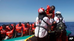 Des migrants africains sur un canot pneumatique en mer Méditerranée, au large de la Libye sont secourus par le navire MV Geo Barents de MSF, sur la route de la Méditerranée centrale, le 20 septembre 2021.