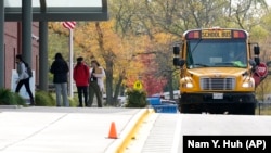 На фото: шкількний автобус привіз учнів до школи