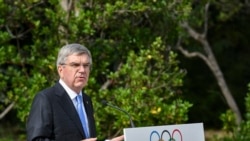 2021年10月17日，国际奥委会主席巴赫在位于古奥林匹亚奥林匹克学院的国际奥委会创始人顾拜旦纪念碑举行的国际奥委会执行委员会成立 100 周年仪式上发表讲话。（法新社）