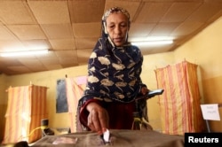 A woman casts her vote at a polling station, as Ethiopia's national election kicks off in capital Addis Ababa, May 24, 2015.