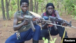 Para pemberontak LRA berpose dengan senjata mereka di hutan dekat sungai Mbou di Republik Afrika Tengah (CAR) (Foto: dok). LRA menyatakan akan menghadiri perundingan di Gabon yang diminta oleh beberapa kepala negara kawasan tersebut, dengan syarat tentara pemerintah Republik Afrika Tengah (CAR) tetap berada di posisi mereka, Rabu (26/12).