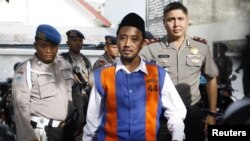 Pemimpin kelompok Syiah di Madura, Tajul Muluk, dikawal polisi di Pengadilan Negeri Sampang. (Photo: REUTERS/Sigit Pamungkas) 