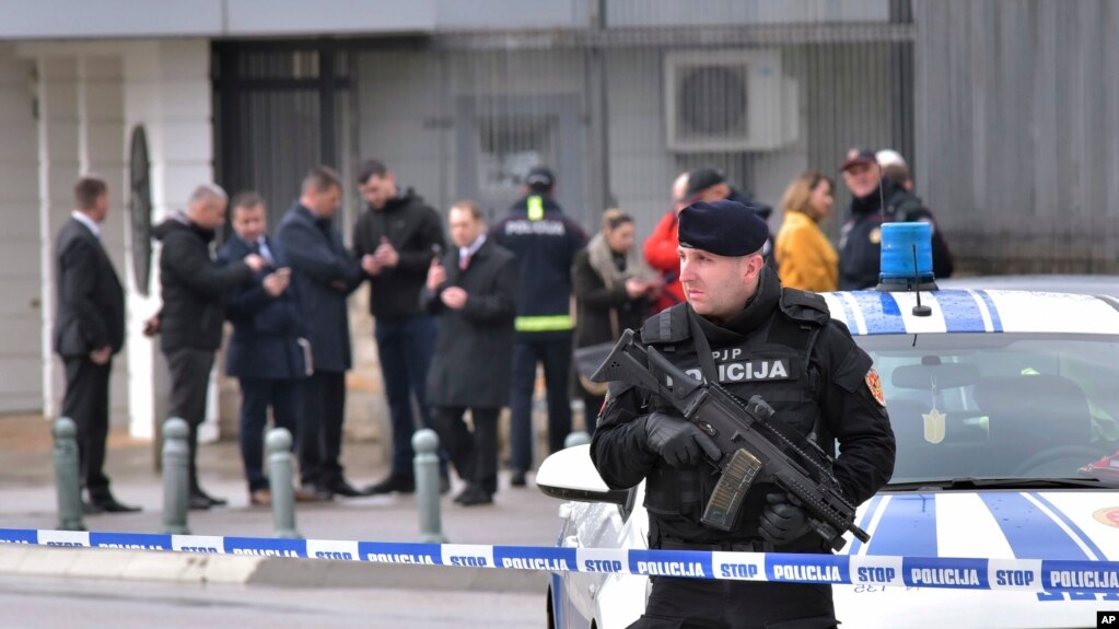 Cảnh sát giữ an ninh bên ngoài Ðại sứ quán Mỹ ở thủ đô Podgorica, Montenegro, hôm 22/2/2018, sau vụ nổ trước đó trong đêm.