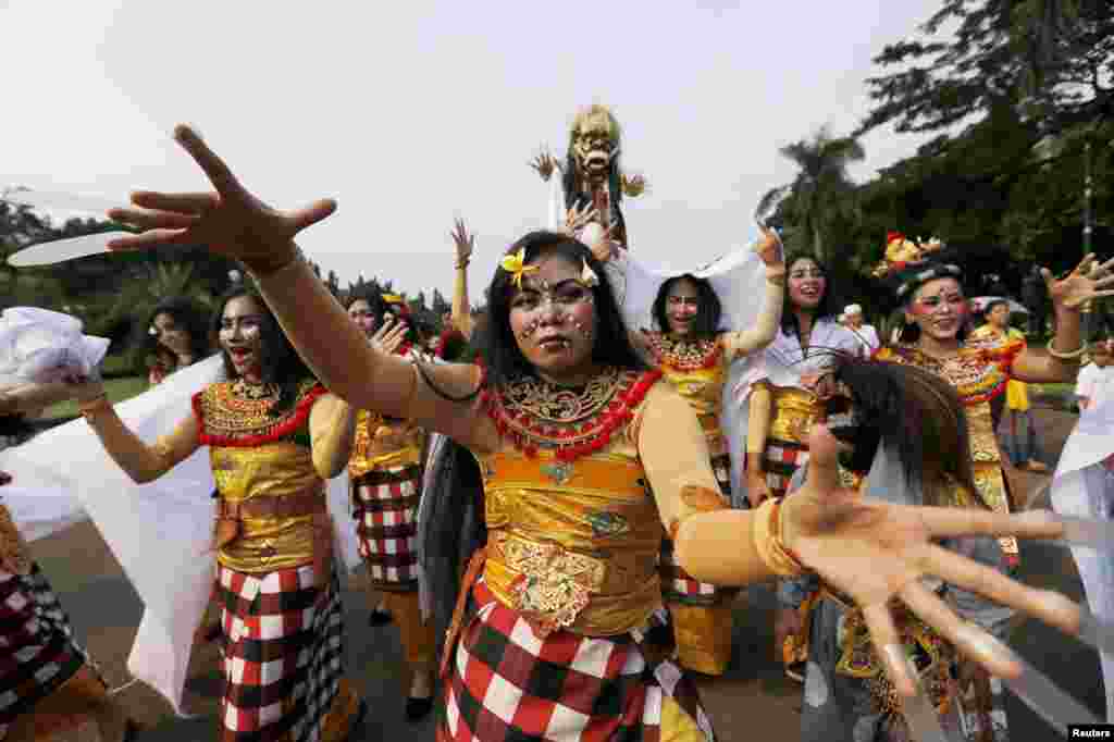 Para penari Bali tampil di jalan sebelum dimulainya hari Nyepi di Jakarta.&nbsp;