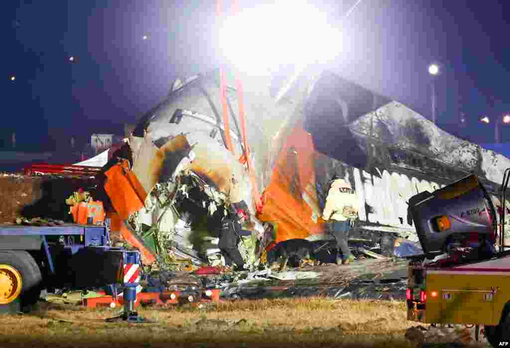 Los bomberos y el personal de rescate trabajan cerca del lugar donde un avión Boeing 737-800 de Jeju Air se estrelló y estalló en llamas en el Aeropuerto Internacional de Muan, el 29 de diciembre de 2024.