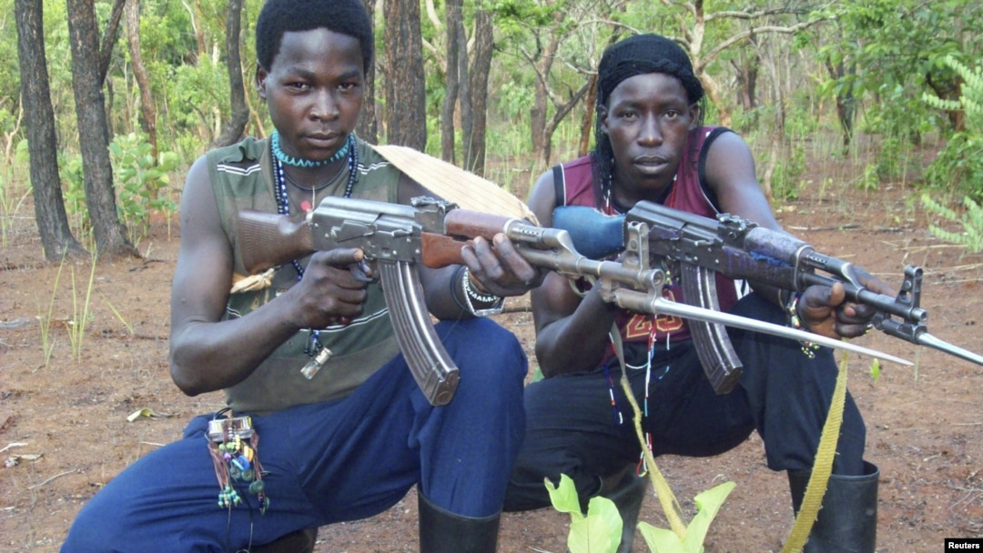 Para pemberontak LRA berpose dengan senjata mereka di hutan dekat sungai Mbou di Republik Afrika Tengah (CAR) (Foto: dok). LRA menyatakan akan menghadiri perundingan di Gabon yang diminta oleh beberapa kepala negara kawasan tersebut, dengan syarat tentara pemerintah Republik Afrika Tengah (CAR) tetap berada di posisi mereka, Rabu (26/12).