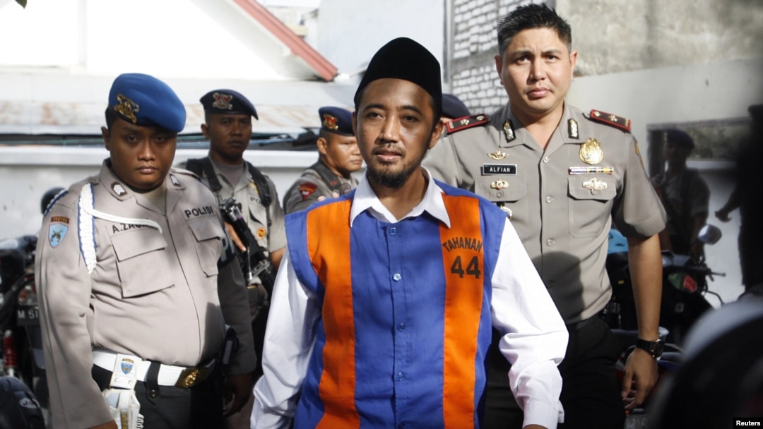 Pemimpin kelompok Syiah di Madura, Tajul Muluk, dikawal polisi di Pengadilan Negeri Sampang. (Photo: REUTERS/Sigit Pamungkas) 