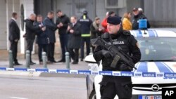 22일 몬테네그로 수도 프도고리차 주재 미국대사관에 폭발물 공격이 있은 후, 경찰이 현장을 통제하고 있다.