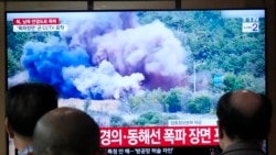 Layar televisi di Stasiun Kereta Api Seoul menayangkan berita terkait peledakan jalan yang menuju Korea Selatan yang dilakukan oleh pemerintah Korea Utara, pada 15 Oktober 2024. (Foto: AP/Ahn Young-joon)