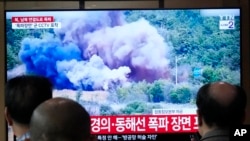 Layar televisi di Stasiun Kereta Api Seoul menayangkan berita terkait peledakan jalan yang menuju Korea Selatan yang dilakukan oleh pemerintah Korea Utara, pada 15 Oktober 2024. (Foto: AP/Ahn Young-joon)