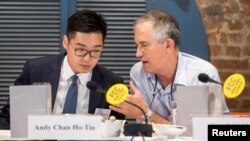香港外国记者会副主席，金融时报亚洲新闻编辑马凯（右）与香港民族党召集人陈浩天在香港外国记者会举行的一次演讲会上。（2018年8月14日）