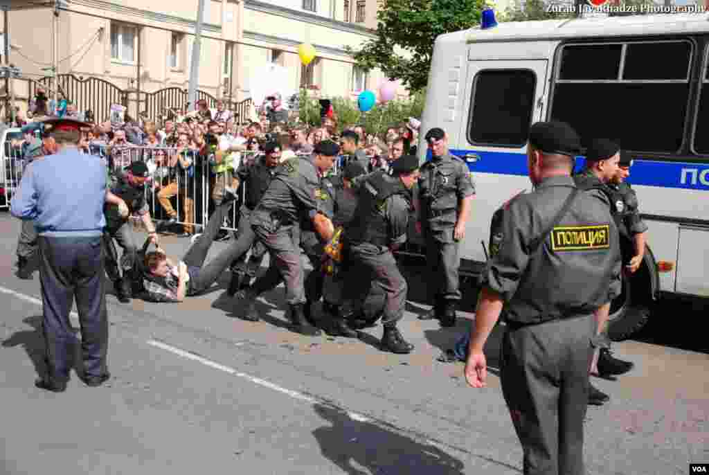 Pussy Riot փանք խմբի կողմնակիցներն ու ընդդիմախոսները հավաքվել են օգոստոսի 17-ին Մոսկվայի դատարանի մոտակայքում: Լուսանկար՝ Զուրաբ Ջավախաձե