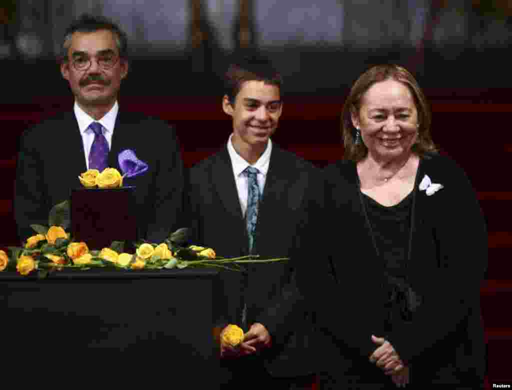 Mercedes Barcha (kanan), janda penulis Kolombia peraih Hadiah Nobel untuk Sastra, Gabriel Garcia Marquez, putranya Gonzalo Garcia Barcha (kiri), dan cucunya berdiri dekat abu jenazah Garcia Marquez yang ditampilkan untuk publik di Palace of Fine Arts di Mexico City (21/4). (Reuters/Edgard Garrido)