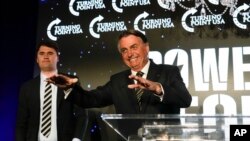 El expresidente brasileño Jair Bolsonaro, derecha, habla al lado del fundador de Turning Point USA, Charlie Kirk, en un evento de TPUSA en el complejo Trump National Doral Miami, el viernes 3 de febrero de 2023, en Doral, Florida