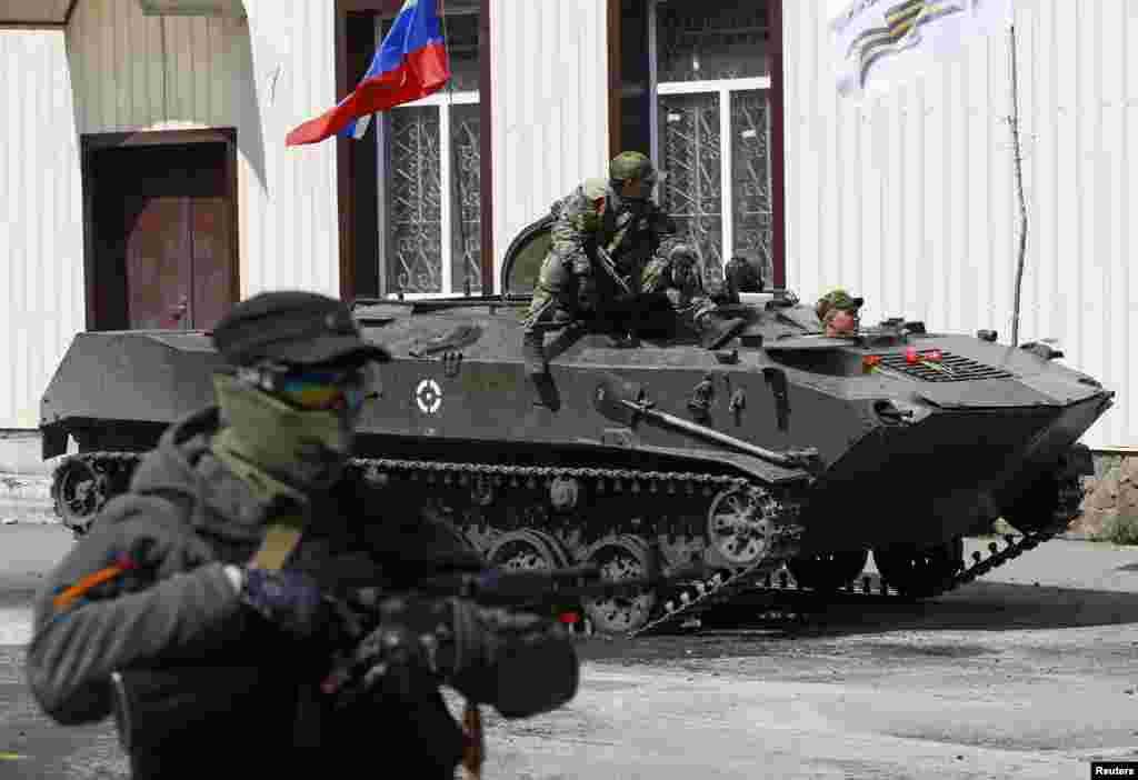 Bendera Rusia terlihat di atas sebuah kendaraan militer di kota Slaviansk, Ukraina timur.