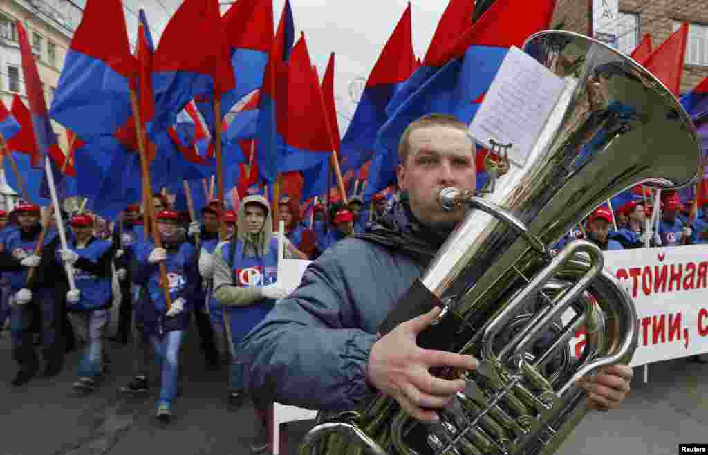 Uma orquestra toca durante uma marcha pelo Dia do Trabalhador em Krasnoyarsk, Sibéria, Rússia. 1 de Maio 2016