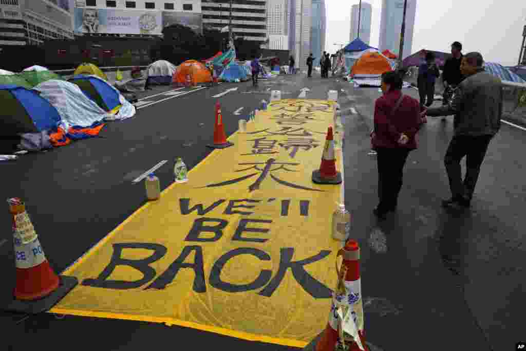 مظاہرین یہ مطالبہ کرتے آئے ہیں کہ ہانگ کے چیف ایگزیکٹو اپنے عہدے سے استعفیٰ دیں اور&nbsp; چین اپنا حکم واپس لے۔