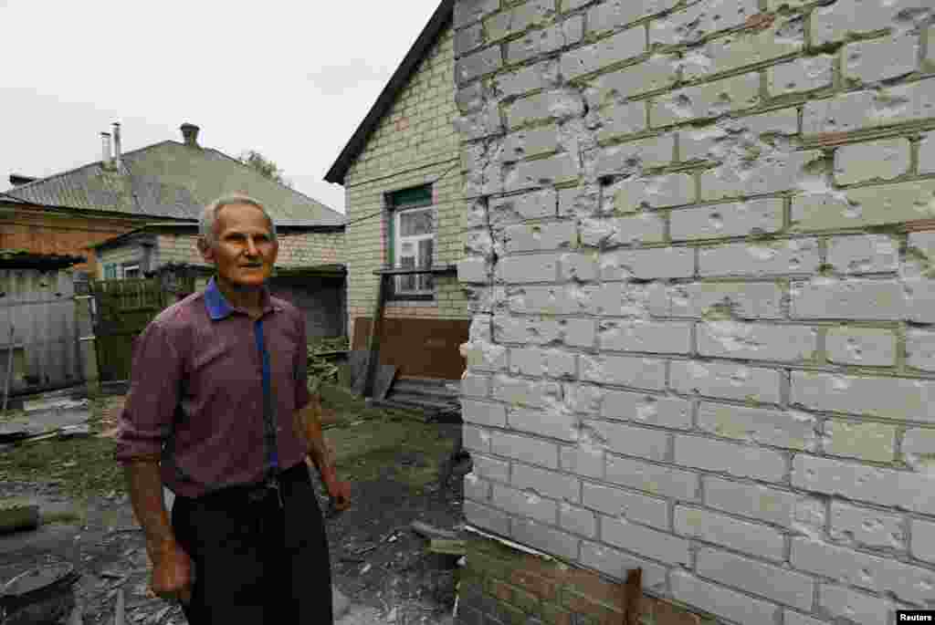 Yevgeni Kharkovski, 75, surveys the damage caused to his home by mortar shelling two nights ago, Slovyansk, May 12, 2014.