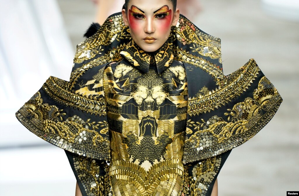 중국 베이징에서 열린 &#39;차이나 패션 위크&#39;에서 한 여성이 디자이너 모과평의 메이크업을 선보이고 있다.&nbsp;