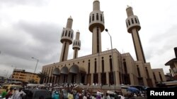 Des musulmans prient lors à la Mosquée centrale dans la capitale financière du Nigeria, Lagos, le 31 juillet 2009.