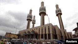 Des musulmans prie lors à la Mosquée centrale dans la capitale financière du Nigeria, Lagos, le 31 juillet 2009.