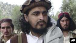 FILE - Pakistani Taliban chief Hakimullah Mehsud, left, is during his meeting with media in Sararogha of Pakistani tribal area of South Waziristan along the Afghanistan border, Oct. 4, 2009.