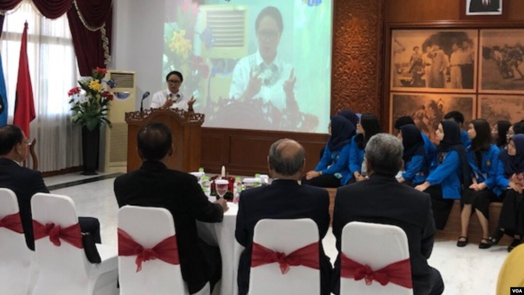 Menlu RI Retno LP Marsudi Saat memberikan kuliah umum di Universitas Pancasila, Jakarta, Kamis (13/12). (Foto: VOA/Ghita)