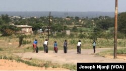 Abantwana bedlala phandle ngesikhathi seLockdown