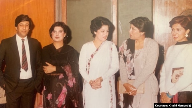 خالد حمید اور کنول نصیر دیگر اناؤنسرز کے ہمراہ